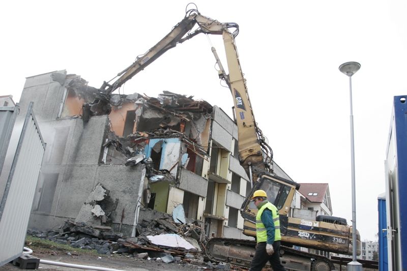 Demolice panelového domu v Brodě začala