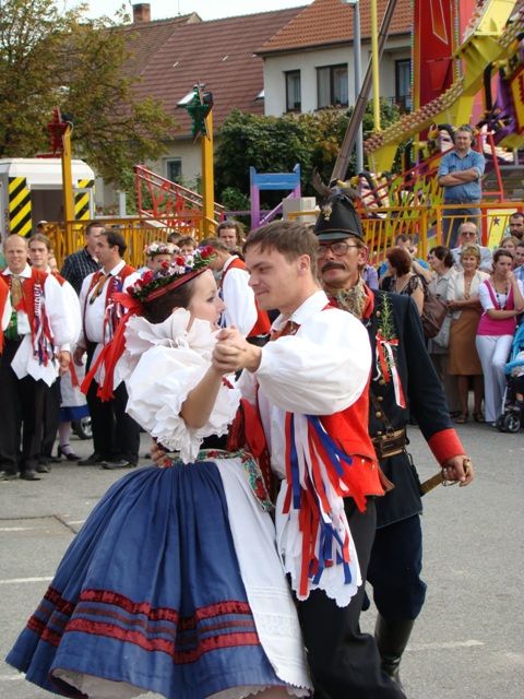 Desítky lidí přišly do Rouchovan na krojované hody