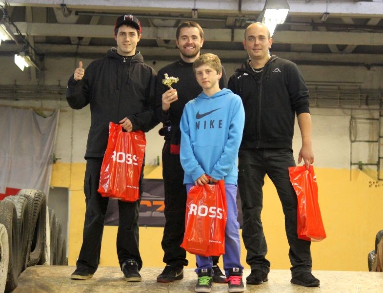 Déšť nepustil závodníky na venkovní trať, uvnitř zvítězil Bláha