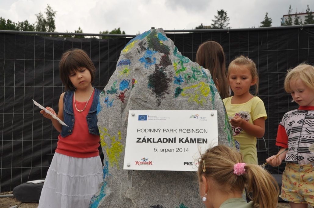 obrázek: Děti pomalovaly základní kámen Rodinného parku Robinson