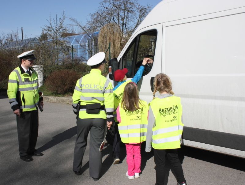 obrázek: Děti rozdávaly řidičům na Jihlavsku čokoládové mince nebo citrony