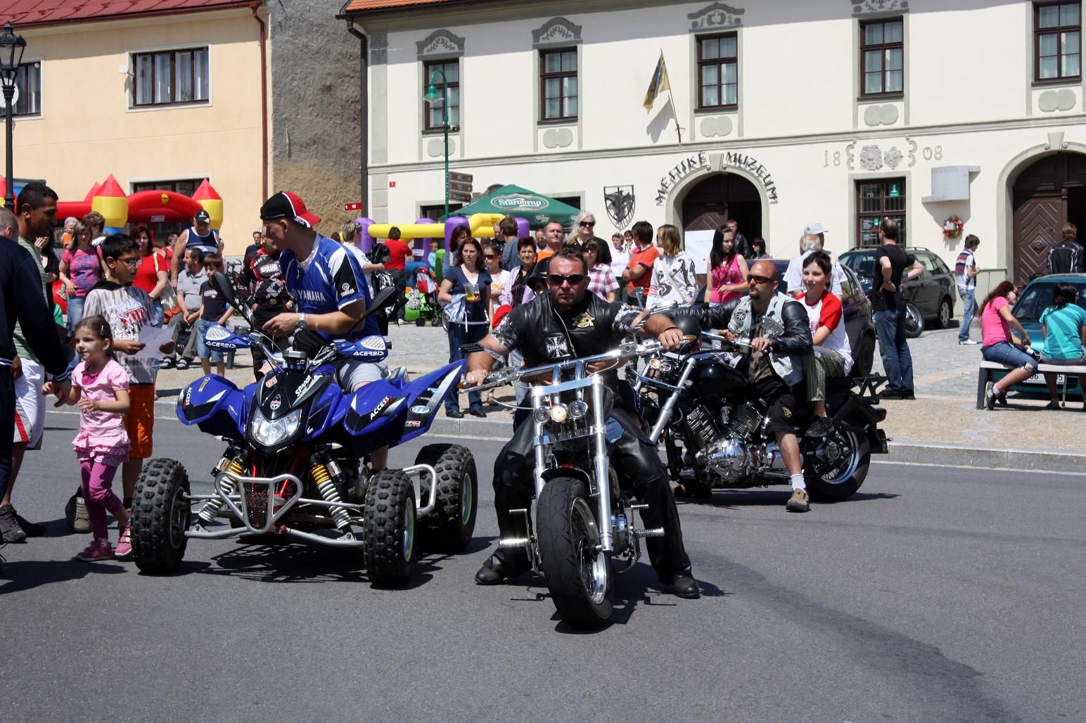 Děti se v Bystřici svezli na motorkách