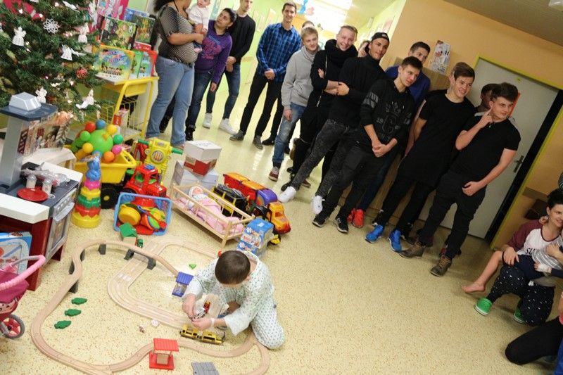 Děti v jihlavské nemocnici dostaly vánoční dárky