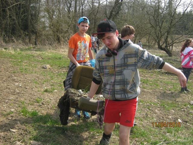 obrázek: Děti z dětského domova čistily les od odpadků