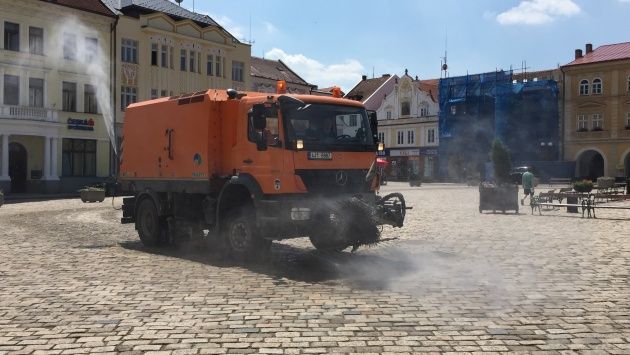 Do jihlavských ulic vyjel kropicí vůz. Zvlhčuje vzduch a chladí dlažbu