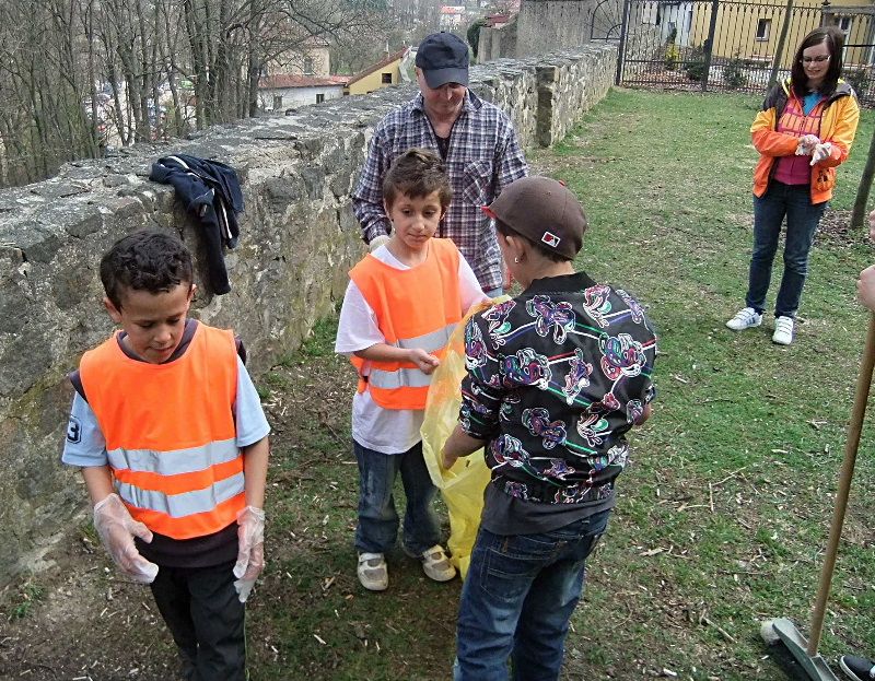 obrázek: Do úklidu veřejného prostranství se zapojí i klienti Charity