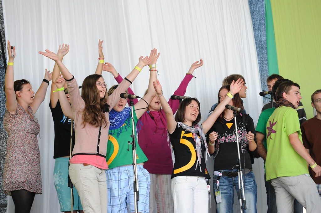 Do Žďáru míří tisíce mladých lidí, začalo Celostátní setkání mládeže