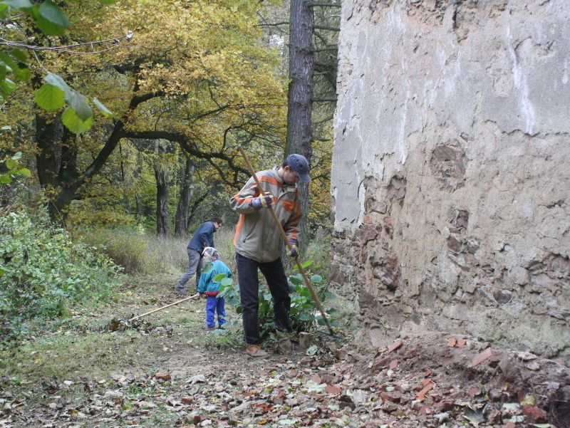 Dobrovolníci uklidili okolo kaple sv. Anny a uspali ji na zimu