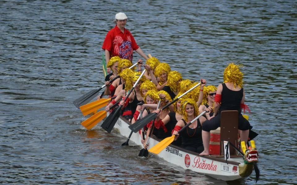 obrázek: Dračí lodě na rybníku Řeka u Krucemburku