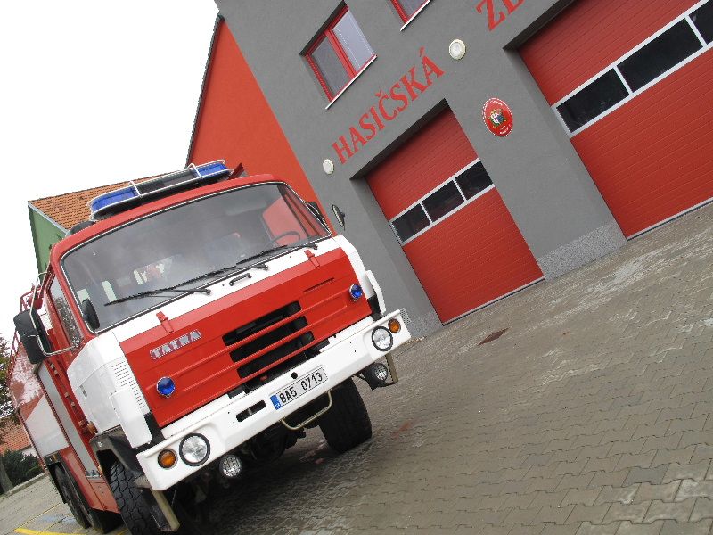 obrázek: Dukovanští hasiči přenechali kolegům v Dukovanech požární auto