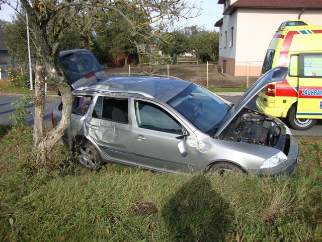 Dvě nehody během hodiny na Havlíčkobrodsku, jeden mrtvý, dva zranění