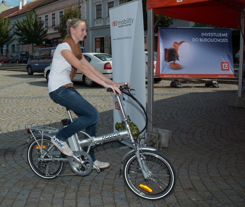 Elektrovozidla se projela po třebíčském Karlově náměstí