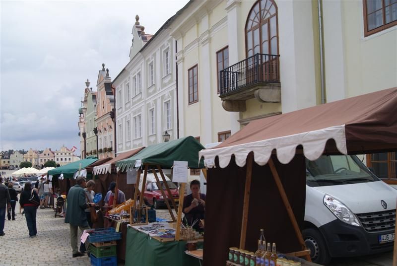 Farmářské trhy v Telči se navzdory počasí vydařily