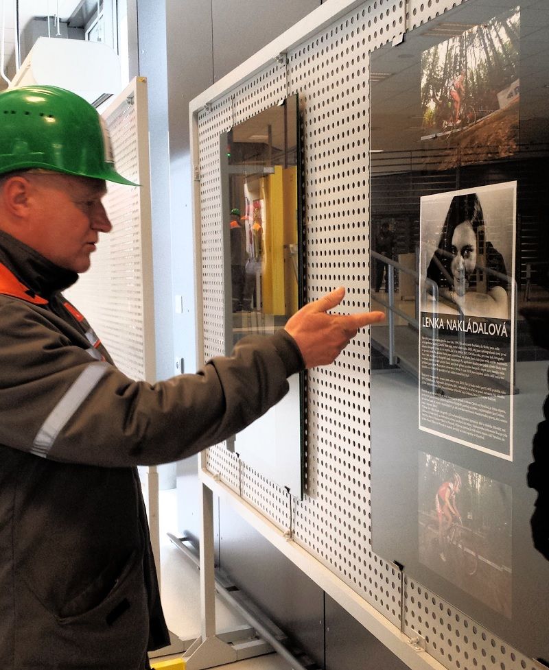 obrázek: Fotografie Lenky Nakládalové ve vstupní hale dukovanské elektrárny