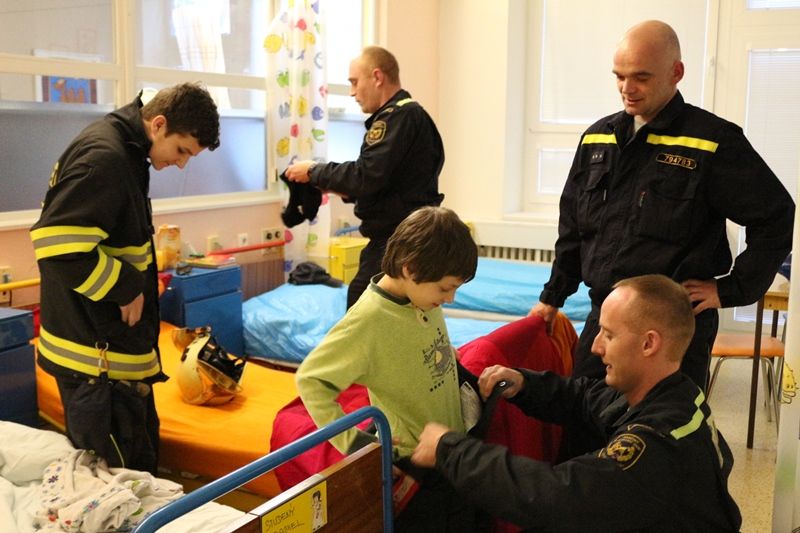 obrázek: Hasiči četli nemocným dětem pohádky