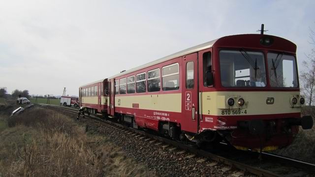 Hasiči likvidovali požár na D1 a následky železniční nehody na Třebíčsku