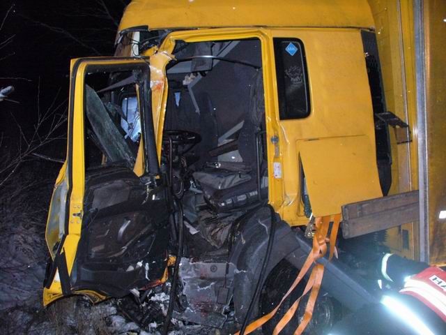 Hasiči na Pelhřimovsku vyřezávali řidiče z aut