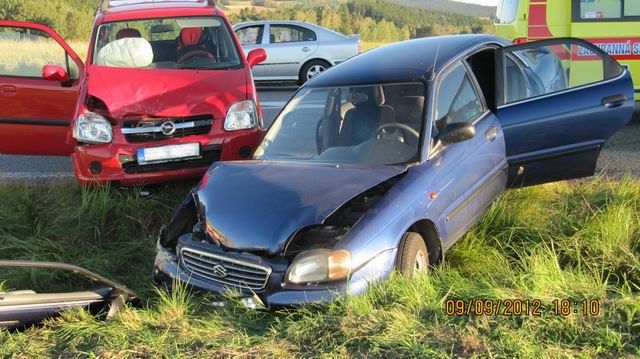 Hasiči pomáhali v neděli večer u dvou vážných nehod