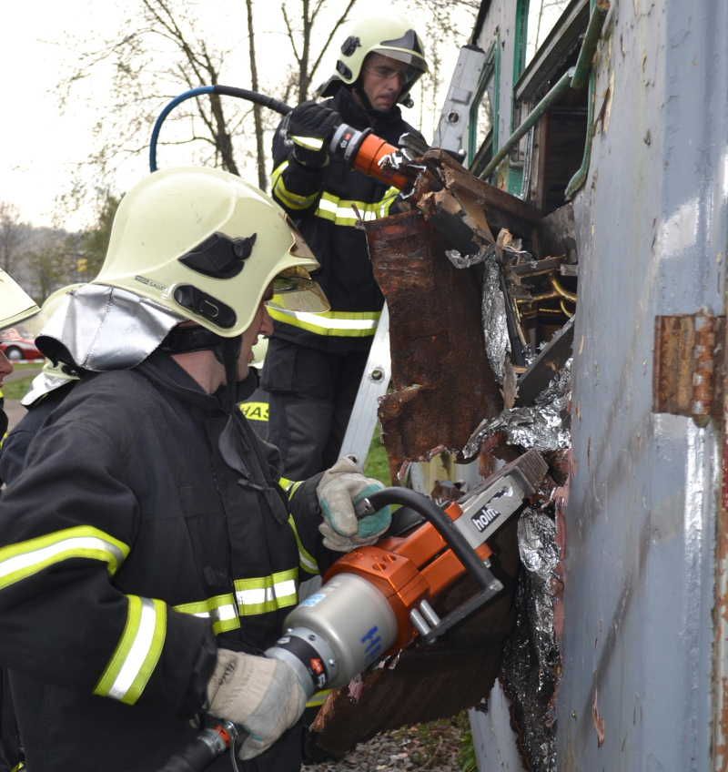 obrázek: Hasiči v Brodě cvičili na starém vagónu