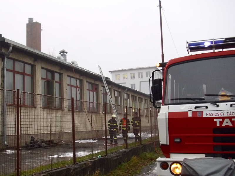 Hasiči v noci zasahovali ve Žďáře u hořící střechy