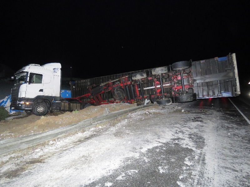 Havárie v noci uzavřela silnici na Jihlavsku