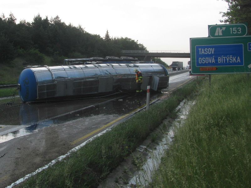 obrázek: Havarovaná cisterna zablokovala silnici na Vysočině