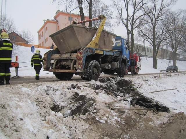 Havarovaný nákladní auto v Jihlavě vyprošťovaly dva jeřáby