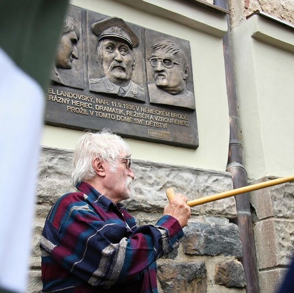 Herec Pavel Landovský, rodák z Německého Brodu, zemřel