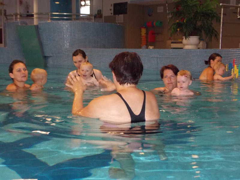 Hrotovičtí Andílci učí děti plavat