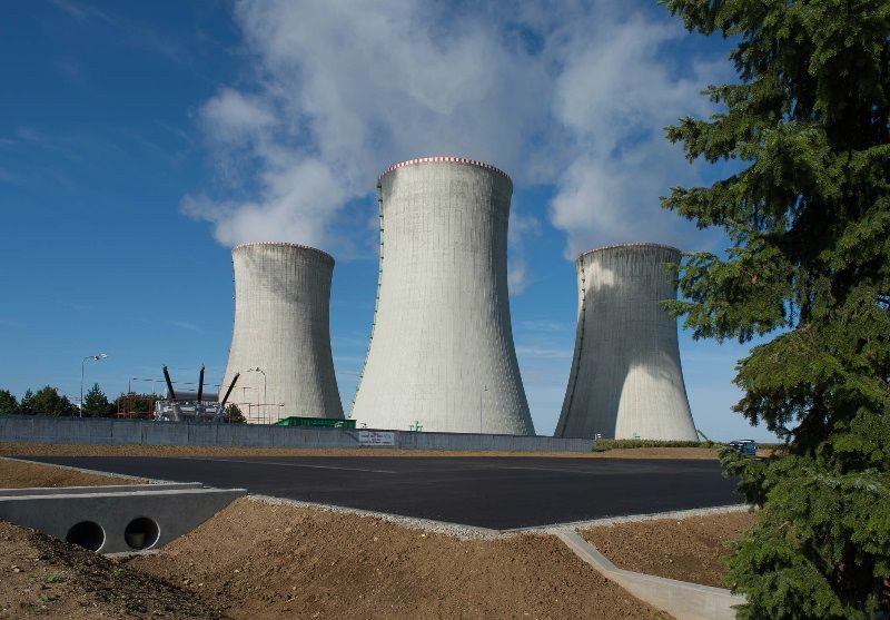 obrázek: In-line bruslení pod věžemi Jaderné elektrárny Dukovany