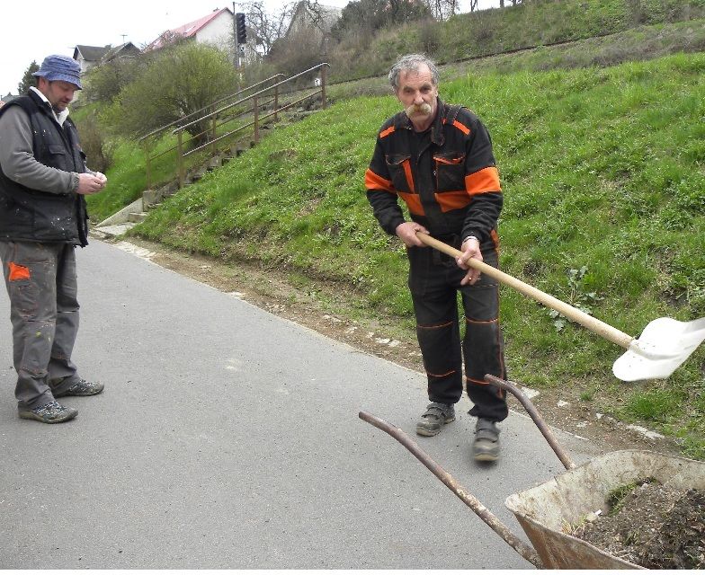 Jarní úklid v Rozsochatci