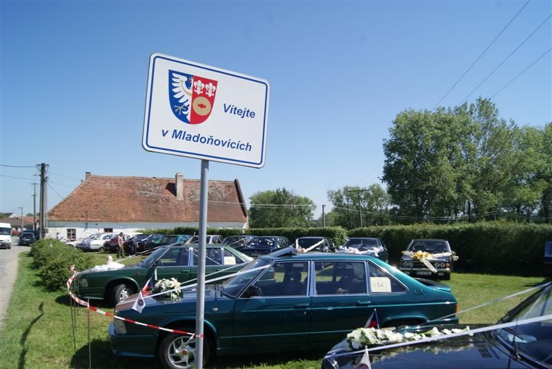 Jednaosmdesát tatrovek Na moravské svatbě v Mladoňovicích