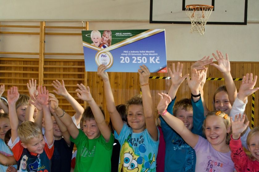 Jednota ve Velkém Meziříčí a Procter & Gamble předal dar velkomeziříčské škole
