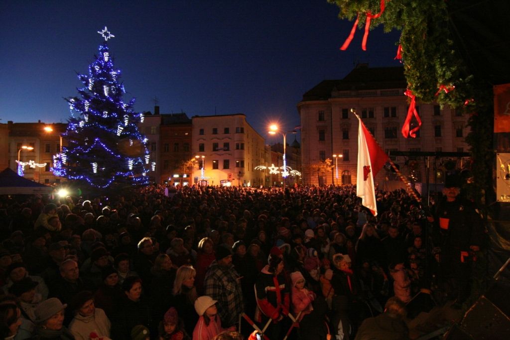 Jihlava se rozsvítila vánoční výzdobou