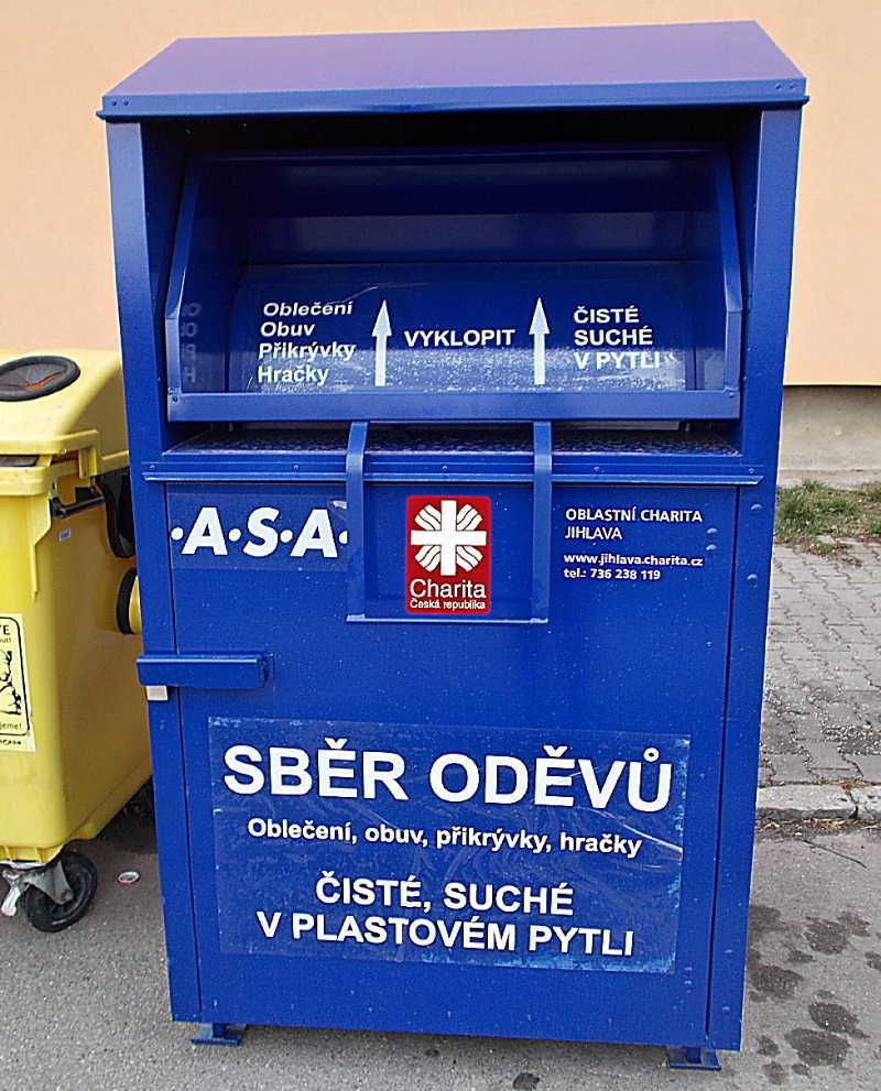 obrázek: Jihlavská charita používá modré kontejnery ke sběru šatstva