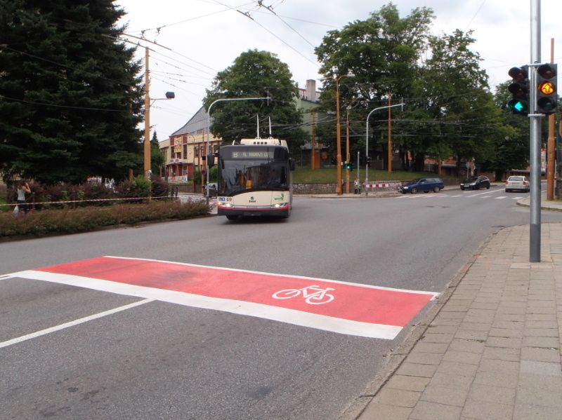 obrázek: K čemu jsou červené pruhy na jihlavských křižovatkách