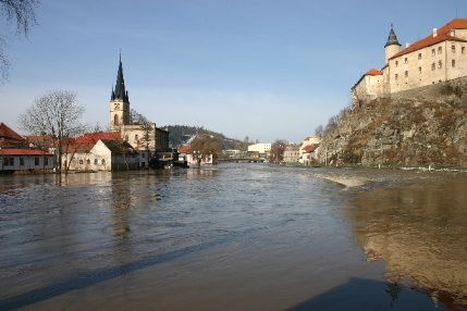 Kamion s buňkami zablokoval dopravu mezi Ledčí a Světlou nad Sázavou