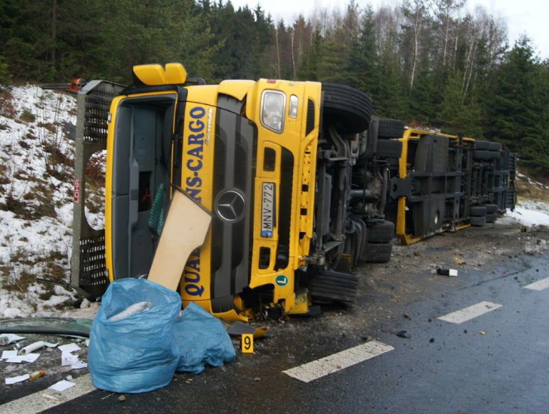 Kamion s mercedesy havaroval na dálnici D1