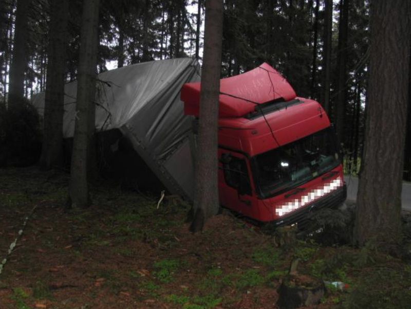 Kamion s minerální vodou havaroval na Jihlavsku