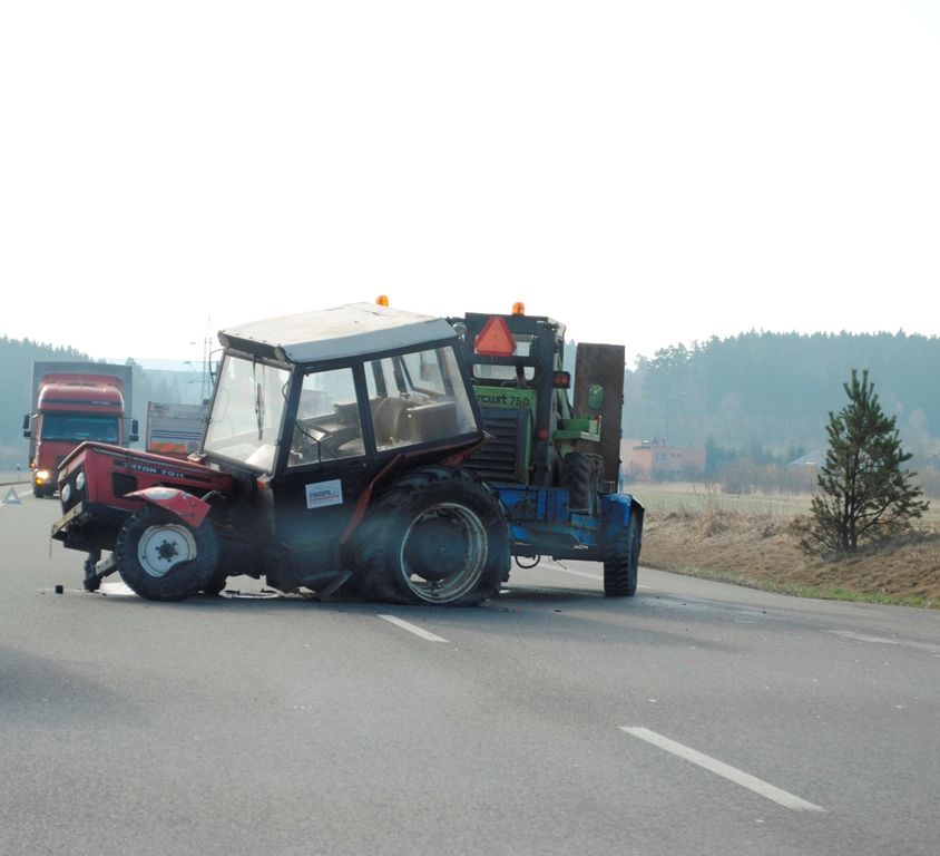 Kamion v příkopu mezi Brodem a Jihlavou