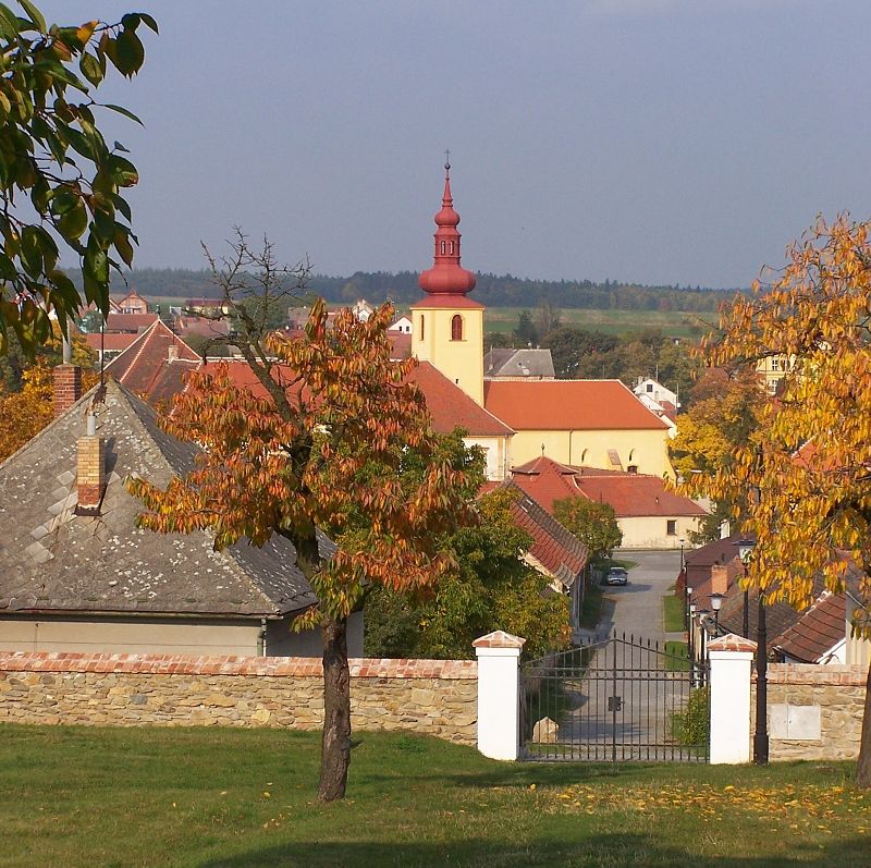 Kaple sv. Kříže dominuje vrchu nad Dalešicemi