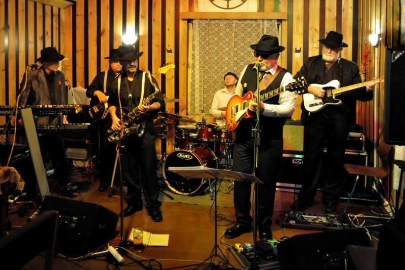 obrázek: Karel na nákupech a Gamba blues band v jihlavském klubu Ježek