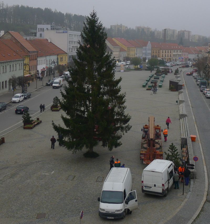 obrázek: Karlovo náměstí v Třebíči ozdobil vánoční strom