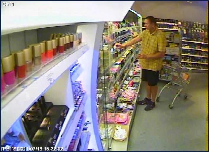 Kradl v třebíčské drogerii, odnesl zboží za deset tisíc