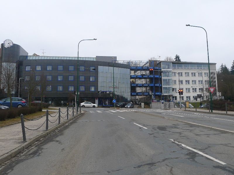 obrázek: Křižovatka u Úřadu práce v Třebíči s novým semaforem a lampami s LED svítidly