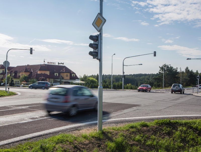 obrázek: Křižovatku Tři věžičky u Stříteže hlídají semafory