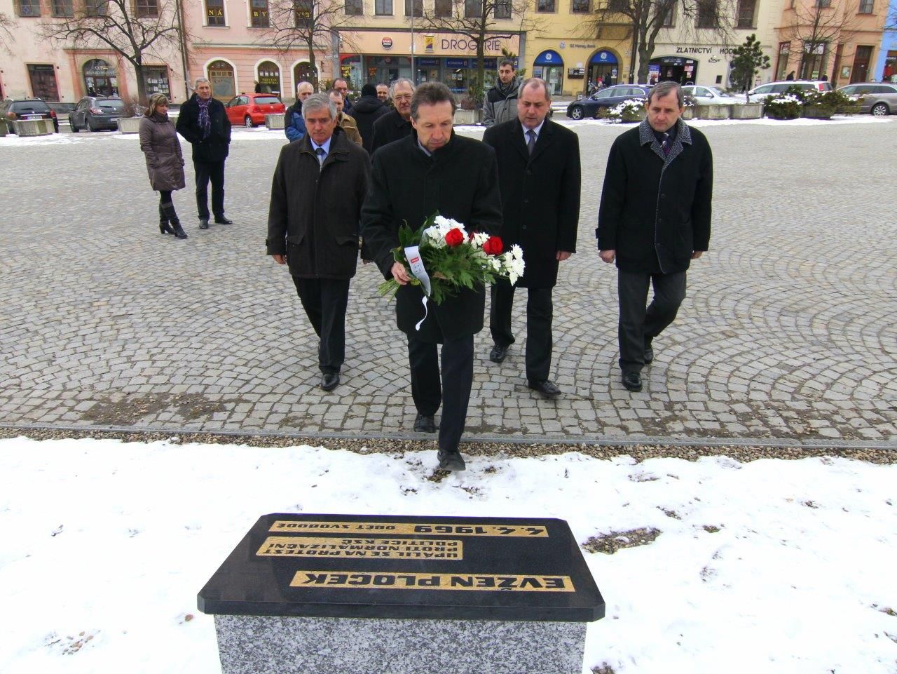 Květiny k pamětní desce Evžena Plocka v Jihlavě