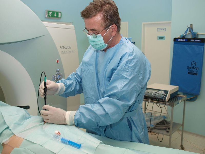 Lékaři jihlavské nemocnice ulevili mladé pacientce od velkých bolestí unikátní zákrokem