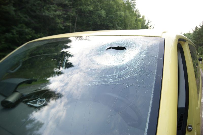 Letící brzdové obložení ohrozilo na dálnici D1 posádku auta