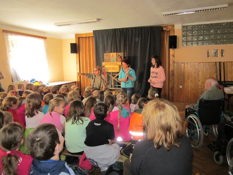 Loutkové divadlo v Proseči-Obořiště pobavilo děti i seniory